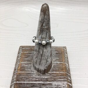 HANDCRAFTED Shell Pearl Grey & White Stretch Bead Ring